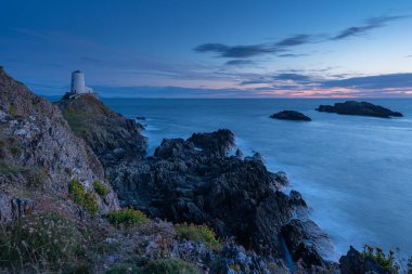 Llanddwyn Adası Deniz feneri, Twr Mawr Ynys Llanddwyn Anglesey, Kuzey Galler 'de mavi saatte