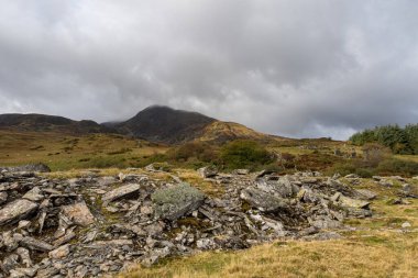 Galler 'deki Snowdonia Ulusal Parkı' ndaki Moel Siabod 'un aşağısındaki Capel Curig' deki terk edilmiş Rhos taş ocağı.