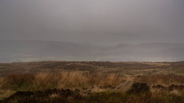 Peak District Ulusal Parkı 'ndaki Hamam böcekleri, Hen Bulutu ve Ramshaw Kayalıkları' nın puslu panoramik görüntüsü.