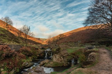 Peak District Ulusal Parkı 'ndaki Three Shires Head' de bir şelale ve yük atı taşı köprüsü..