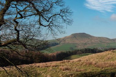 Cheshire, Peak District Ulusal Parkı 'ndaki Shutlingsloe tepesine bakın..