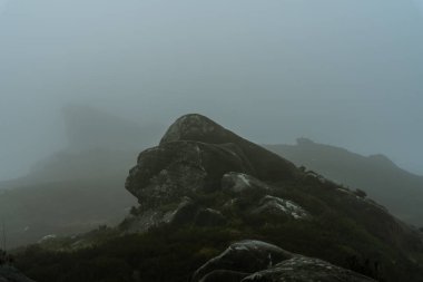 Peak District Ulusal Parkı 'ndaki Ramshaw Kayalıkları' nda sisli bir Ramshaw Kayalıkları 'nın doğuşu. Hamamböceklerinin atmosferi ve sisi.