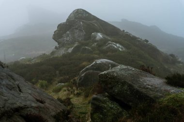 Peak District Ulusal Parkı 'ndaki Ramshaw Kayalıkları' nda sisli bir Ramshaw Kayalıkları 'nın doğuşu. Hamamböceklerinin atmosferi ve sisi.