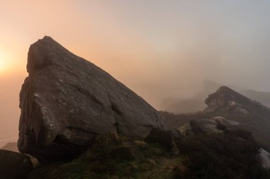 Peak District Ulusal Parkı 'ndaki Ramshaw Kayalıkları' nda sisli bir Ramshaw Kayalıkları 'nın doğuşu. Hamamböceklerinin atmosferi ve sisi.