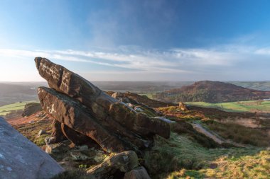 Peak District Ulusal Parkı 'ndaki Ramshaw Kayalıkları' nda güzel bir Ramshaw Kayalıkları gün doğumu. Mavi gökyüzü ve biraz sis.
