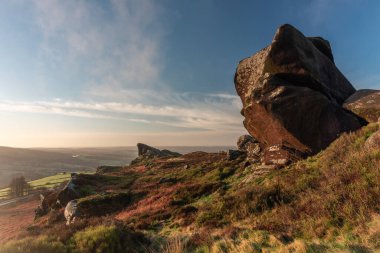 Peak District Ulusal Parkı 'ndaki Ramshaw Kayalıkları' nda güzel bir Ramshaw Kayalıkları gün doğumu. Mavi gökyüzü ve biraz sis.