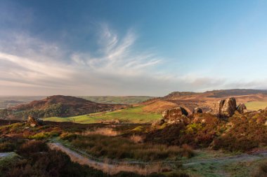 Peak District Ulusal Parkı 'ndaki Ramshaw Kayalıkları' nda güzel bir Ramshaw Kayalıkları gün doğumu. Mavi gökyüzü ve biraz sis.