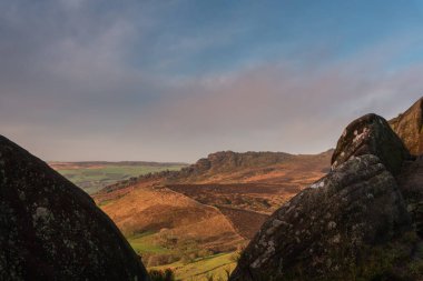 Peak District Ulusal Parkı 'ndaki Ramshaw Kayalıkları' nda güzel bir Ramshaw Kayalıkları gün doğumu. Mavi gökyüzü ve biraz sis.