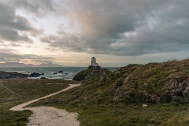 Llanddwyn Adası Deniz feneri, Twr Mawr Anglesey 'deki Ynys Llanddwyn, Kuzey Galler, gün doğumunda..