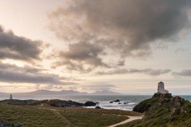Llanddwyn Adası Deniz feneri, Twr Mawr Anglesey 'deki Ynys Llanddwyn, Kuzey Galler, gün doğumunda..