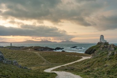 Llanddwyn Adası Deniz feneri, Twr Mawr Anglesey 'deki Ynys Llanddwyn, Kuzey Galler, gün doğumunda..
