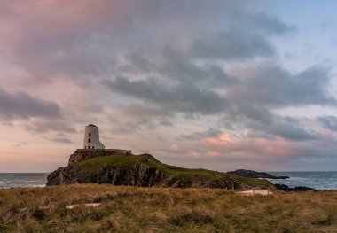 Llanddwyn Adası Deniz feneri, Twr Mawr Anglesey 'deki Ynys Llanddwyn, Kuzey Galler, gün doğumunda..