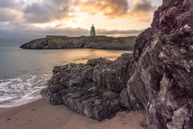 Llanddwyn Adası Deniz feneri, Goleudy Twr Bach Anglesey, Kuzey Galler 'deki Ynys Llanddwyn' de güneş doğarken.