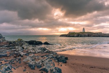 Llanddwyn Adası Deniz feneri, Goleudy Twr Bach Anglesey, Kuzey Galler 'deki Ynys Llanddwyn' de güneş doğarken.