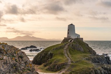 Llanddwyn Adası Deniz feneri, Twr Mawr Anglesey 'deki Ynys Llanddwyn, Kuzey Galler, gün doğumunda..