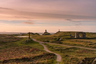 Llanddwyn Adası Deniz feneri, Twr Mawr Anglesey 'deki Ynys Llanddwyn, Kuzey Galler, gün doğumunda..