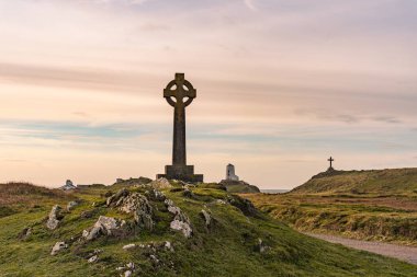 Llanddwyn Adası Deniz feneri, Twr Mawr Anglesey 'deki Ynys Llanddwyn, Kuzey Galler, gün doğumunda..