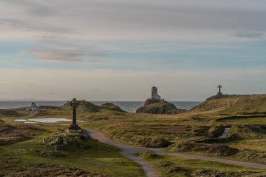 Llanddwyn Adası Deniz feneri, Twr Mawr Anglesey 'deki Ynys Llanddwyn, Kuzey Galler, gün doğumunda..