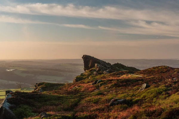 Peak District Ulusal Parkı 'ndaki Ramshaw Kayalıkları' nda güzel bir Ramshaw Kayalıkları gün doğumu. Mavi gökyüzü ve biraz sis.