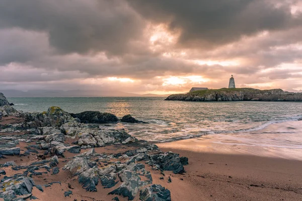 Llanddwyn岛灯塔 日出时位于北威尔士安克雷西的Ynys Llanddwyn Goleudy Twr Bach — 图库照片