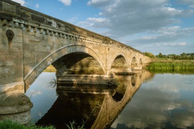 Willington, Derbyshire 'daki Trent Nehri' nden geçen 19. yüzyıldan kalma bir geçiş ücreti köprüsü..