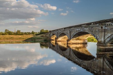 Willington, Derbyshire 'daki Trent Nehri' nden geçen 19. yüzyıldan kalma bir geçiş ücreti köprüsü..