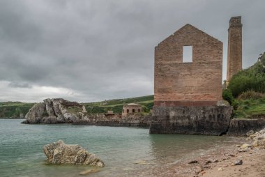 Porth Wen, Llanbadrig, Anglesey 'deki tuğla fabrikasının kalıntıları..