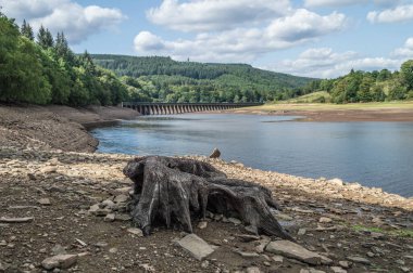 Peak District Ulusal Parkı 'ndaki Yukarı Derwent Vadisi' ndeki Ladybower Barajı..