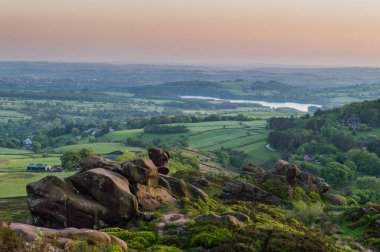 Tepe Bölgesi Ulusal Parkı 'ndaki Hamamböcekleri' ndeki Ramshaw Kayalıkları 'nın panoramik manzarası..