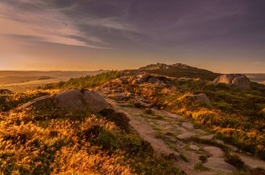 The Roaches, Staffordshire 'dan günbatımında İngiltere' deki Peak District Ulusal Parkı 'nda panoramik manzara..