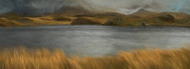 Kuzey Galler 'deki Snowdonia Ulusal Parkı' nda kış boyunca Llyn y Dywarchen, Snowdon ve Y Garn 'ın panoramik görüntülerinin dijital tablosu..