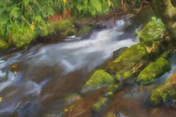 流れる水のデジタル絵画は 緑と茶色の苔で覆われた岩の周りを流れるので 長い露出によって乳白色になりました — ストック写真