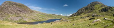 Cwm Idwal 'a tırmanırken Pen Yr Ole Wen, Tryfan ve Ogwen vadisinin panoramik görüntüsü.