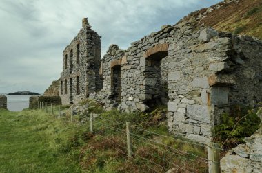 Llanlleiana eski porselenlerinin terk edilmiş fabrika binaları Llanbadrig, Cemaes Bay, Anglesey 'de çalışıyor..