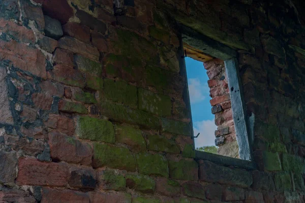 Stare Opuszczone Zgniłe Zielone Okno Czerwonej Ceglanej Ścianie Błękitne Niebo — Zdjęcie stockowe