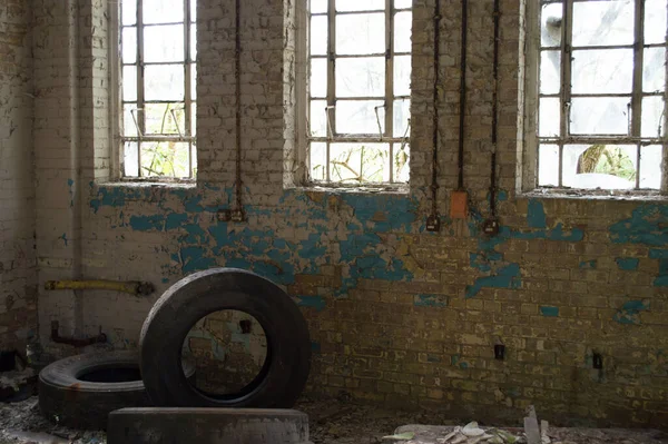 Viejo Abandonado Edificio Abandonado Con Ventanas Rotas Pintura Descascarada Tres —  Fotos de Stock