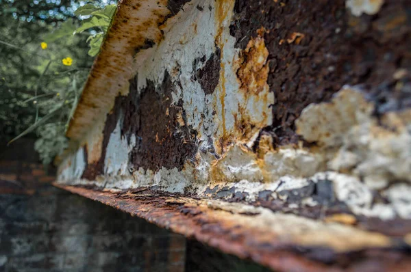 Una Viga Hierro Oxidada Con Pintura Blanca Escamas —  Fotos de Stock