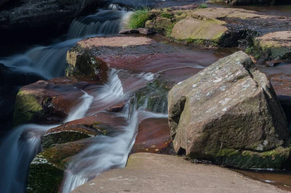 Длительное Воздействие Небольшого Каскада Водопадов Зеленые Коричневые Породы — стоковое фото