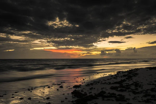 Una Lunga Esposizione Del Mare All Ora Blu Mentre Alba — Foto Stock