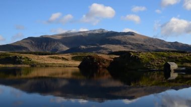 Llyn y Dywarchen ve Snowdonia Ulusal Parkı 'ndaki Snowdon' un panoramik manzarası, Galler.