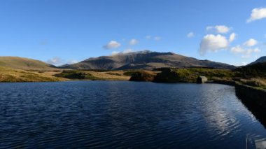 Llyn y Dywarchen ve Snowdonia Ulusal Parkı 'ndaki Snowdon' un panoramik görüntülerinde zaman kaybı..