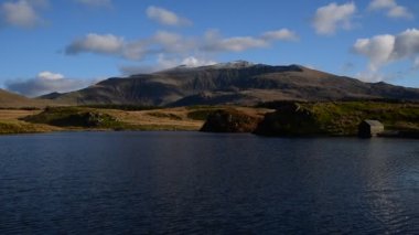 Llyn y Dywarchen ve Snowdonia Ulusal Parkı 'ndaki Snowdon' un panoramik manzarası, Galler.
