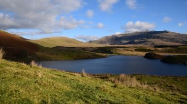 Llyn y Dywarchen ve Snowdonia Ulusal Parkı 'ndaki Snowdon' un panoramik manzarası, Galler.