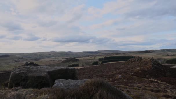 在Baldstone和山顶地区国家公园的Gib Torr岩石落日时 云彩飞散的时间间隔 — 图库视频影像