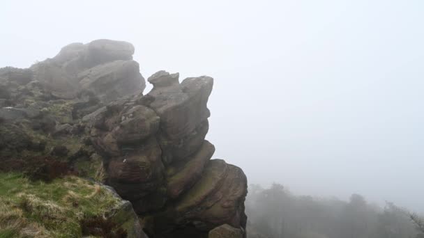 Blek Hedar Skog Klippor Och Dimma Roaches Upper Hulme Peak — Stockvideo