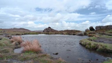 Doxey Havuzu 'ndaki hızlı bulutlar, Tepe Bölgesi Ulusal Parkı' ndaki hamamböcekleri.