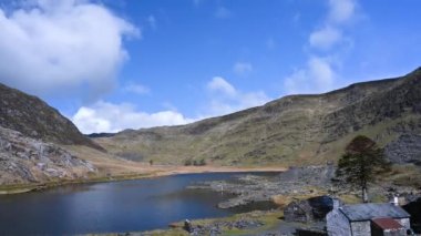 Blaenau Ffestiniog 'daki Cwmorthin Taş ocağında Llyn Cwmorthin' in zaman aşımı.