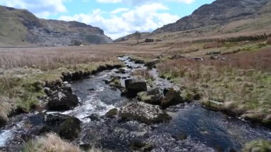 Llyn Cwmorthin akarsu Blaenau Ffestiniog, Galler 'deki terk edilmiş Cwmorthin taş ocağında..