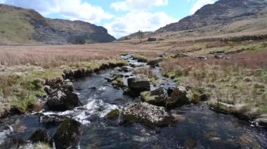 Llyn Cwmorthin akarsu Blaenau Ffestiniog, Galler 'deki terk edilmiş Cwmorthin taş ocağında..