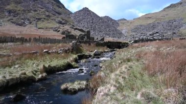 Llyn Cwmorthin akarsu Blaenau Ffestiniog, Galler 'deki terk edilmiş Cwmorthin taş ocağında..